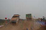 兩輛賽車在三連坡競(jìng)爭(zhēng)