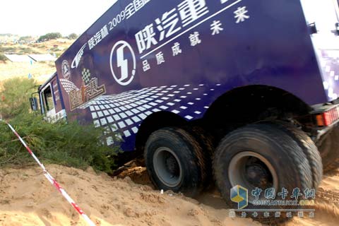 陡坡下的威武卡車(chē)