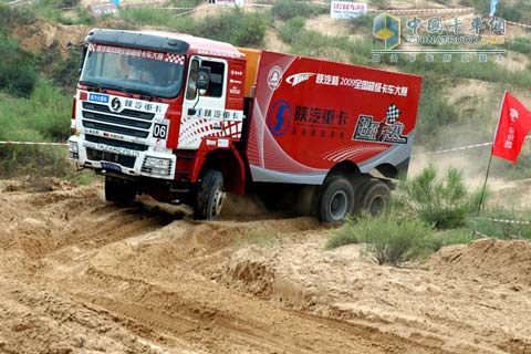 陡坡下的威武卡車(chē)
