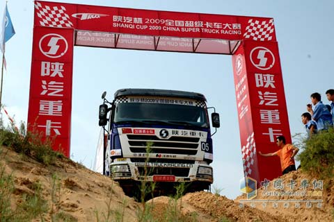 陡坡下的威武卡車(chē)