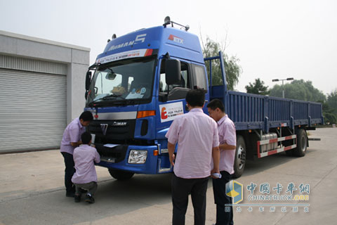 工作人員正在檢查車輛
