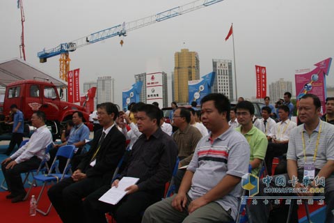 柳汽乘龍609揭幕現(xiàn)場領(lǐng)導(dǎo)風(fēng)采