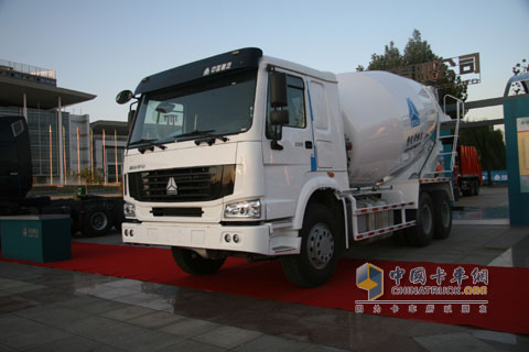 中國重汽HOWO亮相濟(jì)南卡車展