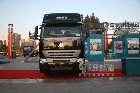 HOWO-A7爭艷濟(jì)南卡車展