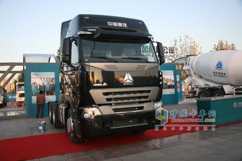 HOWO-A7爭艷濟(jì)南卡車展