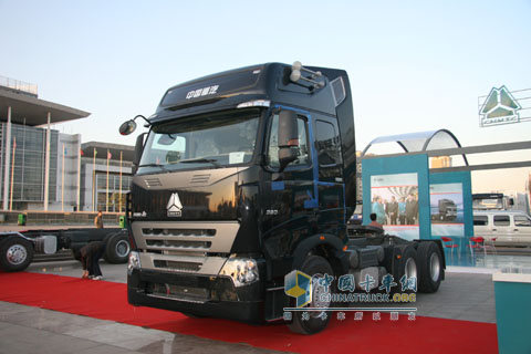 HOWO-A7爭艷濟(jì)南卡車展