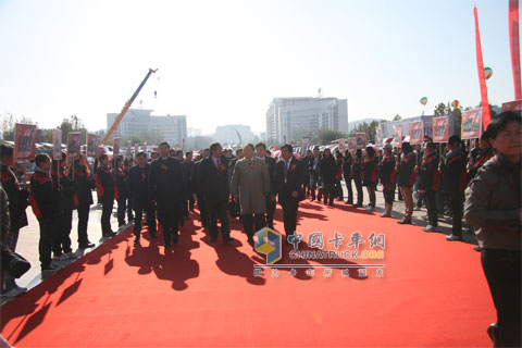 領(lǐng)導(dǎo)視展察濟(jì)南卡車(chē)