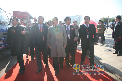 領(lǐng)導(dǎo)視展察濟(jì)南卡車(chē)