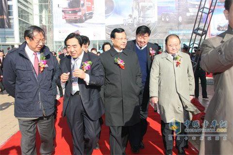 領(lǐng)導(dǎo)視展察濟(jì)南卡車(chē)
