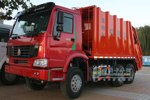 中國重汽HOWO亮相濟(jì)南卡車展