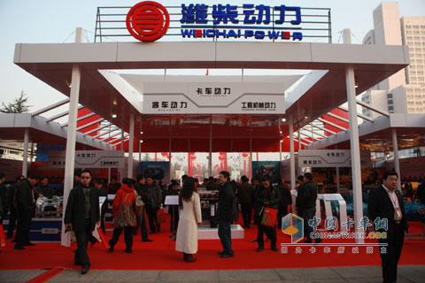 產(chǎn)品展示會(huì)人頭攢動(dòng)