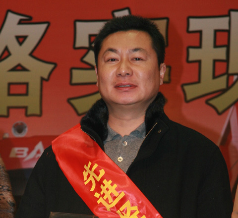 東風(fēng)柳汽表彰先進(jìn)經(jīng)銷商代表--昆明隆昌汽貿(mào)總經(jīng)理張?jiān)迫A