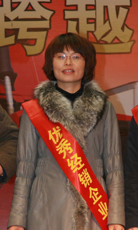 東風(fēng)柳汽表彰優(yōu)秀經(jīng)銷(xiāo)商代表--湛江泰達(dá)汽貿(mào)總經(jīng)理朱燕銀