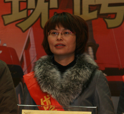 東風(fēng)柳汽表彰優(yōu)秀經(jīng)銷(xiāo)商代表--湛江泰達(dá)汽貿(mào)總經(jīng)理朱燕銀