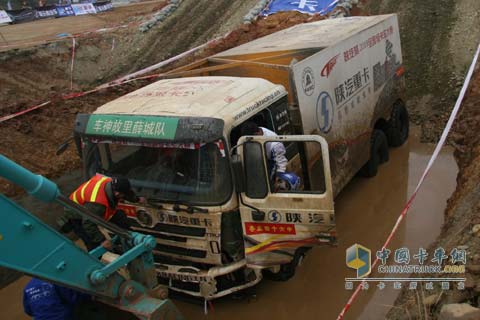 故障車進(jìn)行救援