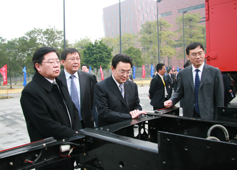 集團領(lǐng)導認真討論車輛技術(shù)問題