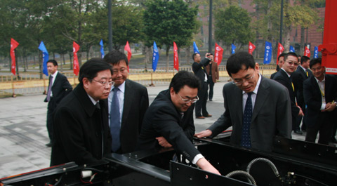 集團領(lǐng)導認真討論車輛技術(shù)問題