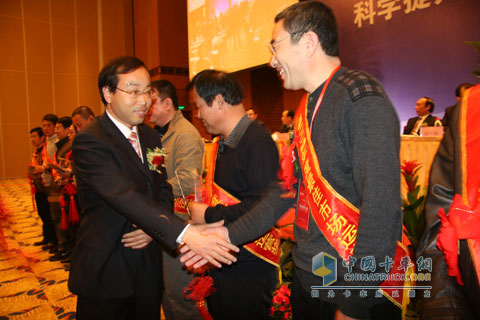 北奔對表現(xiàn)突出的的經(jīng)銷商進行表彰