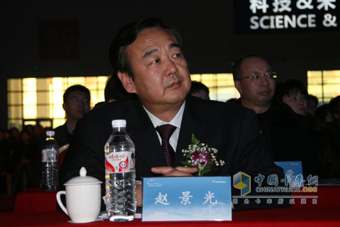 年會現(xiàn)場嘉賓聆聽會議內(nèi)容