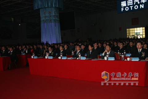 年會(huì)現(xiàn)場(chǎng)嘉賓聆聽(tīng)領(lǐng)導(dǎo)講話(huà)
