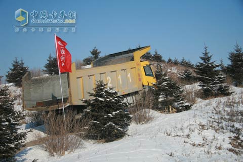 配備艾里遜變速箱的一汽車正在上坡