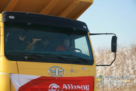 一汽技術(shù)中心重型車部部長郭立群試駕