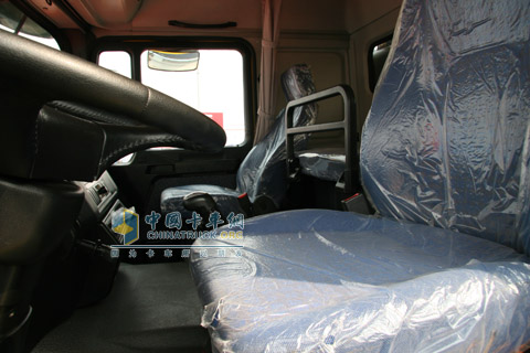 2010北京車展長安重汽8X4LNG自卸車內(nèi)飾