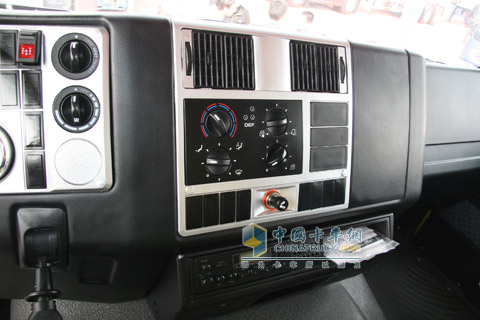 2010北京車展長安重汽8X4LNG自卸車內(nèi)飾