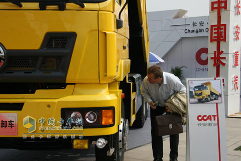 2010北京車展長(zhǎng)安重汽客觀關(guān)注