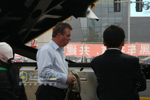 2010北京車展長(zhǎng)安重汽客觀關(guān)注