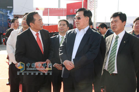 2010北京車展長安重汽領(lǐng)導參觀