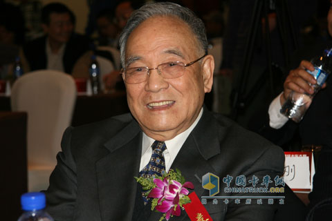 中國(guó)汽車(chē)工業(yè)協(xié)會(huì)名譽(yù)會(huì)長(zhǎng)何光遠(yuǎn)發(fā)表講話(huà)