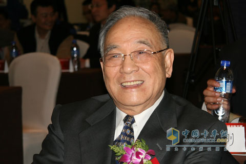 中國(guó)汽車(chē)工業(yè)協(xié)會(huì)名譽(yù)會(huì)長(zhǎng)何光遠(yuǎn)發(fā)表講話(huà)