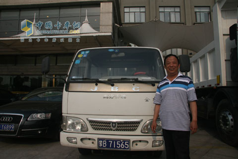 北奔重卡V3巡展車隊全家福