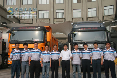 北奔重卡V3巡展車隊全家福