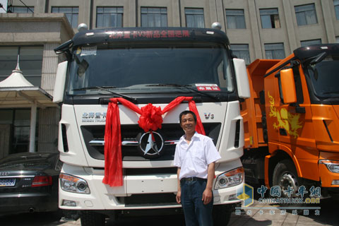 北奔重卡V3巡展車隊全家福
