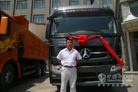 北奔重卡V3巡展車隊全家福