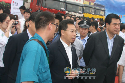 太原車(chē)展期間領(lǐng)導(dǎo)視察中國(guó)重汽展位