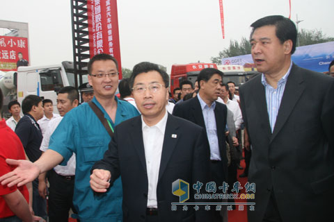 太原車(chē)展期間領(lǐng)導(dǎo)視察中國(guó)重汽展位