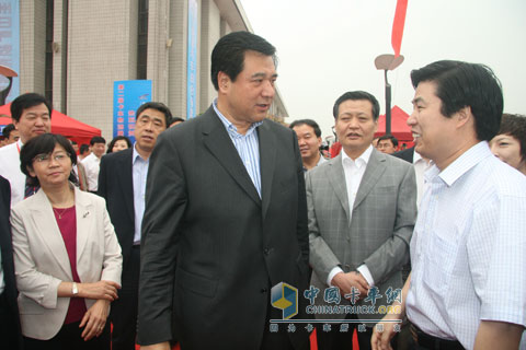 太原車展期間領(lǐng)導(dǎo)視察山西大運(yùn)展位