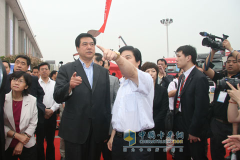 太原車展期間領(lǐng)導(dǎo)視察山西大運(yùn)展位