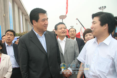 太原車展期間領(lǐng)導(dǎo)視察山西大運(yùn)展位