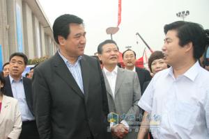 太原車展期間領(lǐng)導(dǎo)視察山西大運(yùn)展位