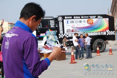 廣大市民都在認(rèn)真閱讀卡賽組委會(huì)發(fā)送的《賽事指南手冊》