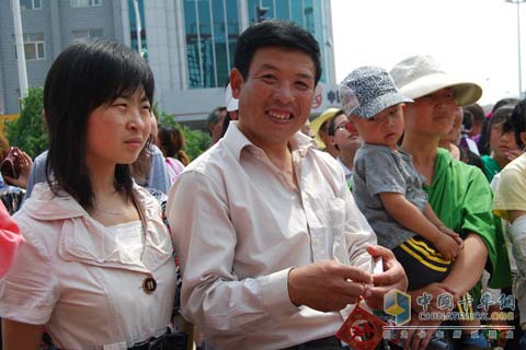 一名中年男子在眾多參賽選手中贏得《中國(guó)卡車司機(jī)之歌—