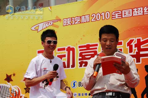 一名中年男子在眾多參賽選手中贏得《中國(guó)卡車司機(jī)之歌—