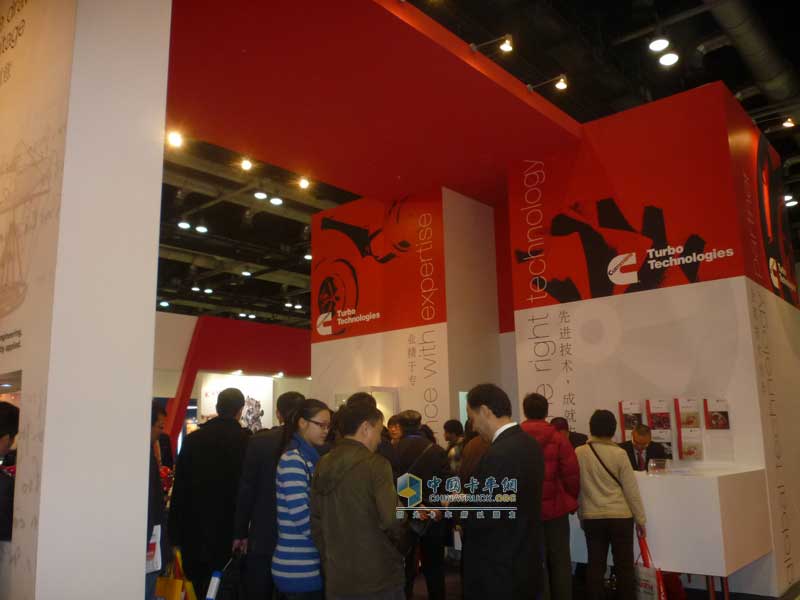 現(xiàn)場觀眾聚集無錫康明斯展臺