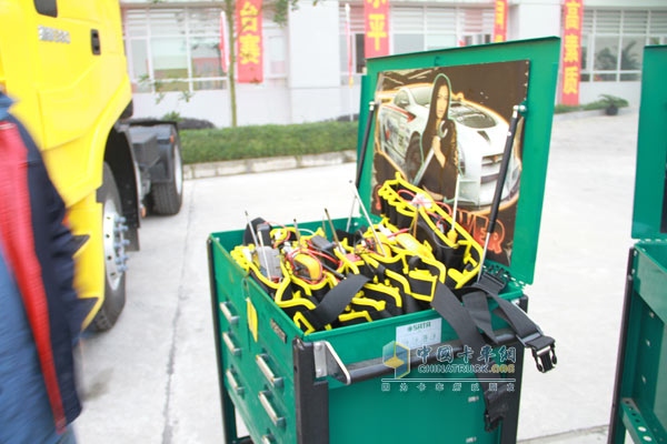 上汽依維柯紅巖首屆維修技能比武擂臺(tái)賽工具箱