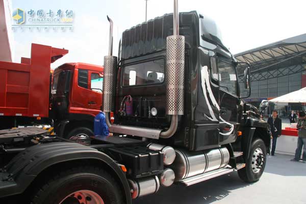 [上海車展]東風(fēng)天龍新長(zhǎng)頭車驚艷上海車展