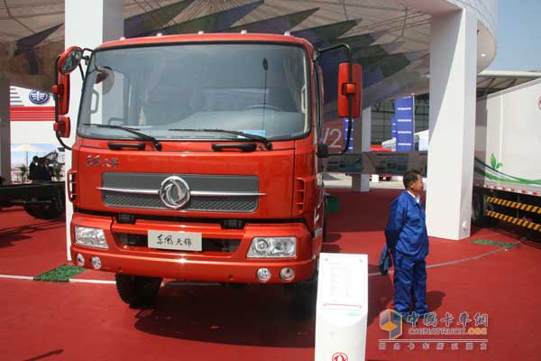 [上海車展]東風(fēng)天龍新長(zhǎng)頭車驚艷上海車展